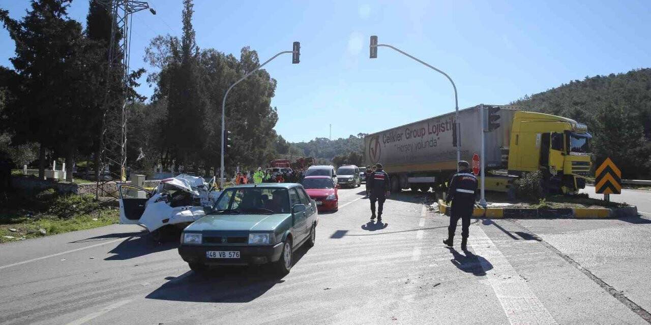 Kırmızı ışıkta duran otomobillere çarptı; 7 kişi yaralandı