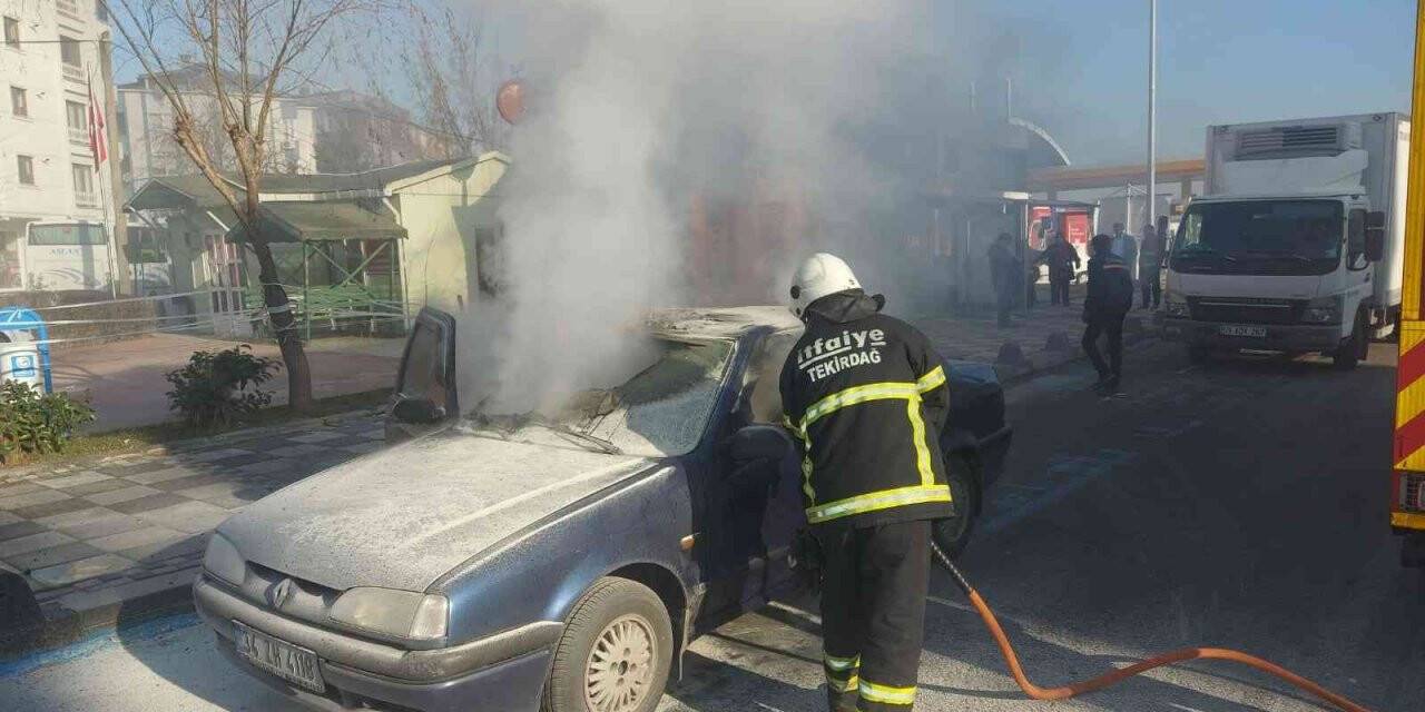 Çocuklarıyla seyir halinde olduğu araç yandı