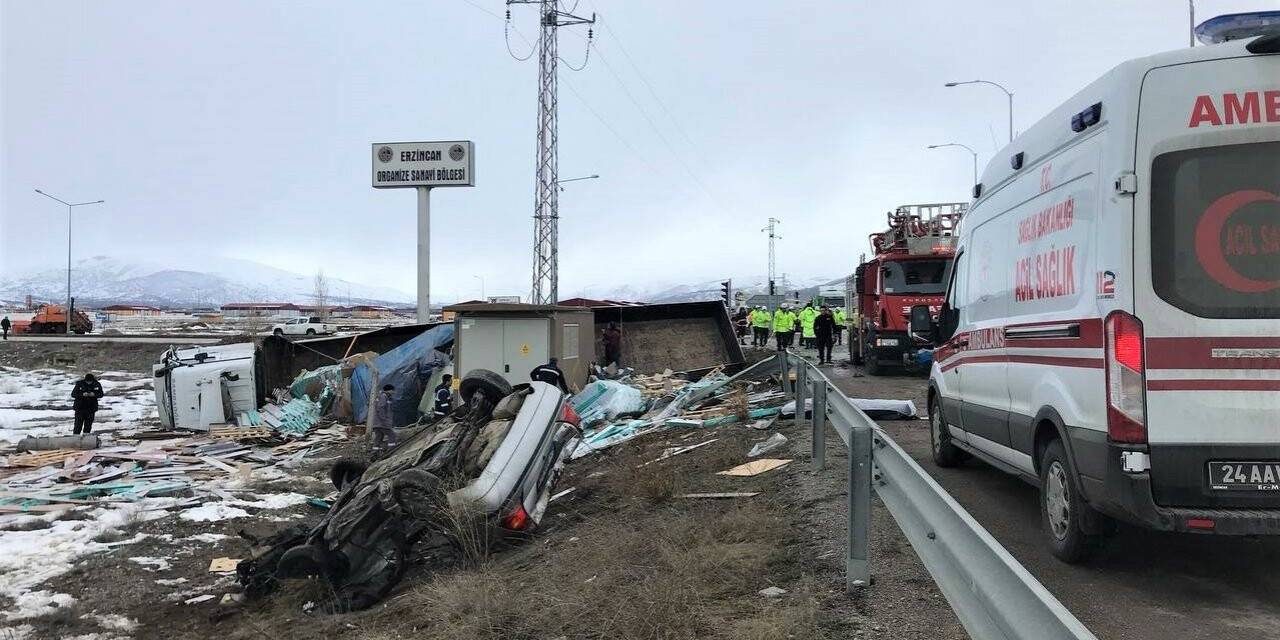 Erzincan’da tır ile otomobil çarpıştı: 2 ölü