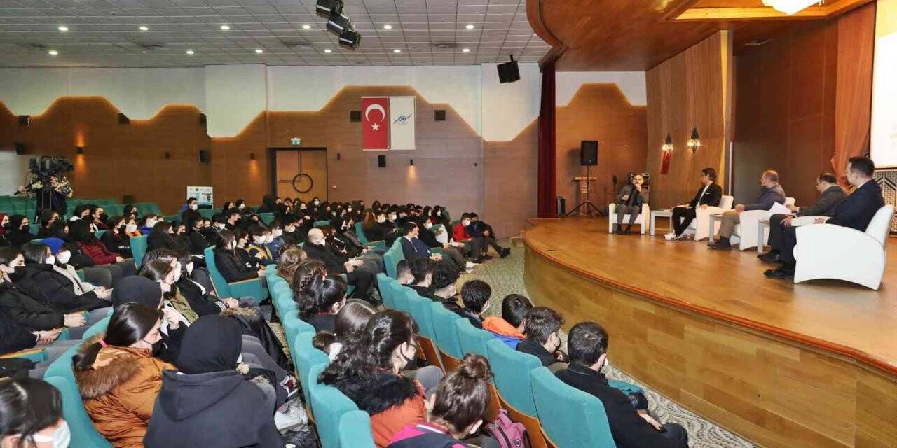 Sultangazili gençlerle iletişimin incelikleri üzerine keyifli sohbet