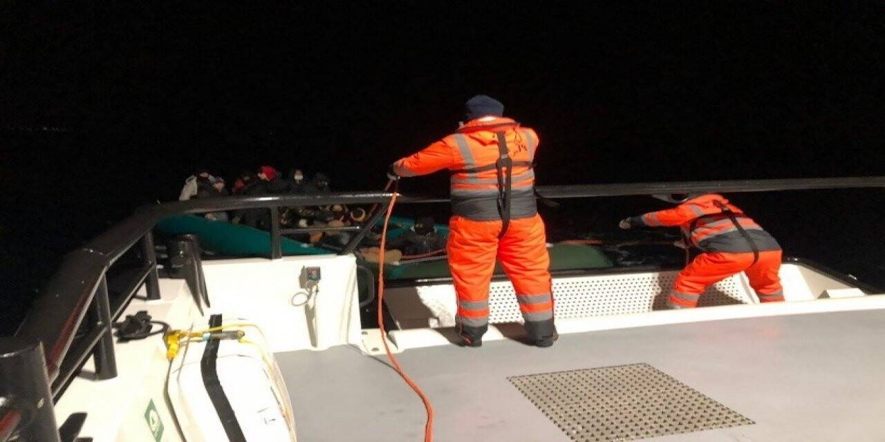 Lastik bot motor arızası yaptı, göçmenlerin imdadına Sahil Güvenlik yetişti