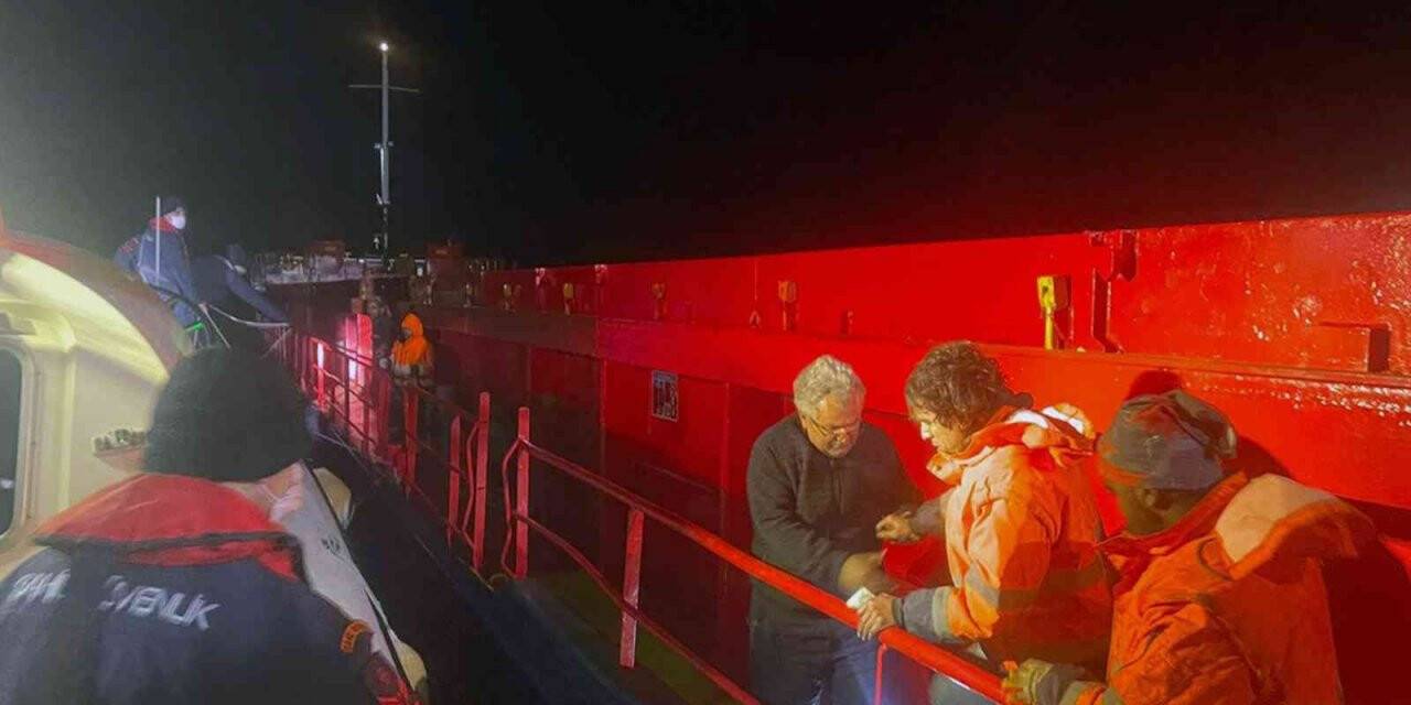Ticari gemideki yaralıyı Sahil Güvenlik tahliye etti