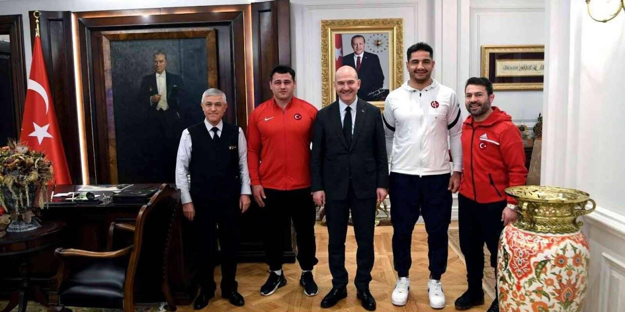 İçişleri Bakanı Soylu: “Milli güreşçilerimiz Taha Akgül ve Rıza Kayaalp ile antrenör Abdullah Çakmak misafirimiz”
