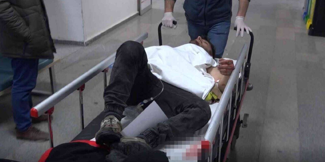 Gençlerin alacak verecek kavgası kanlı bitti: 1 ağır yaralı