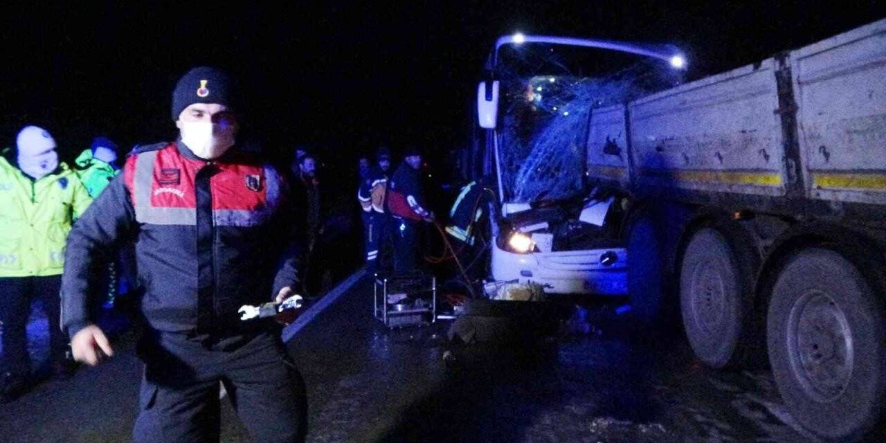 Yolcu otobüsü tırın dorsesine saplandı: 1 ölü, 13 yaralı (2)