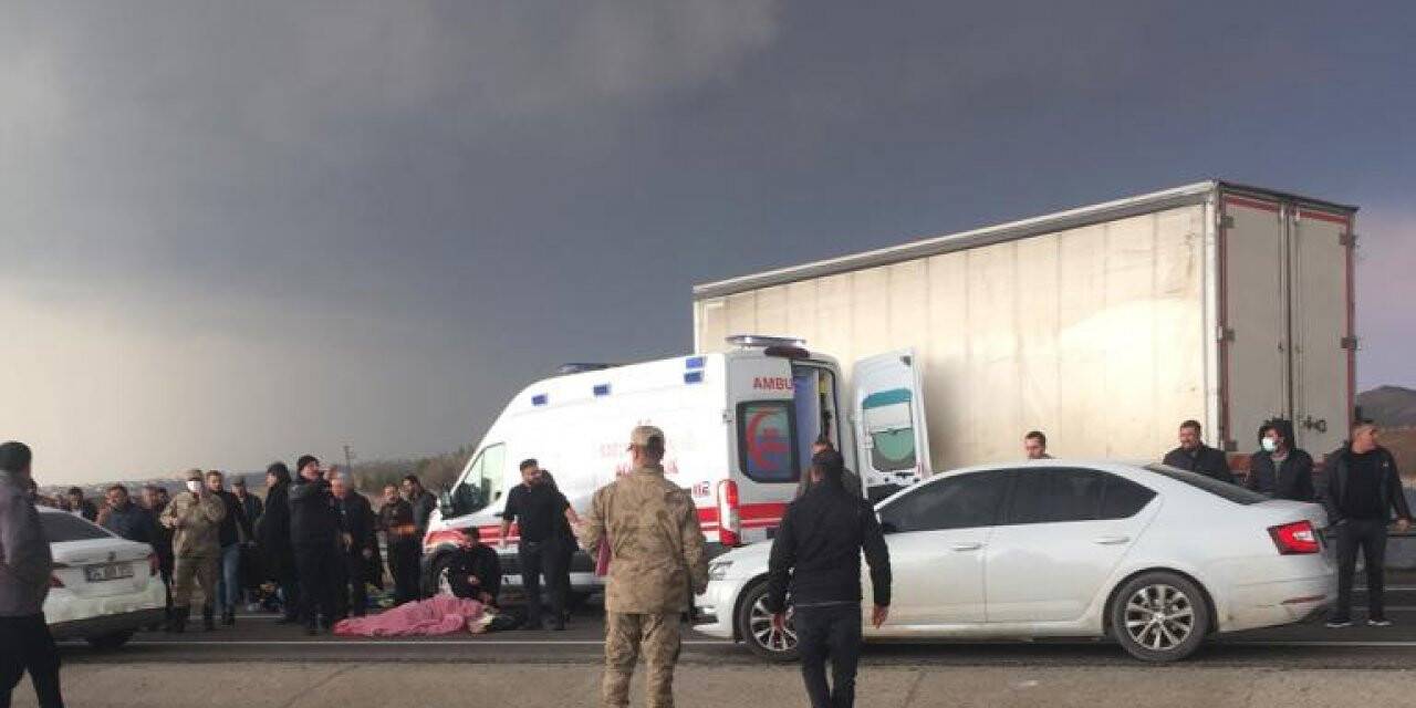 Diyarbakır’da hafif ticari araç ile tır kafa kafaya çarpıştı:1’i ağır 5 yaralı