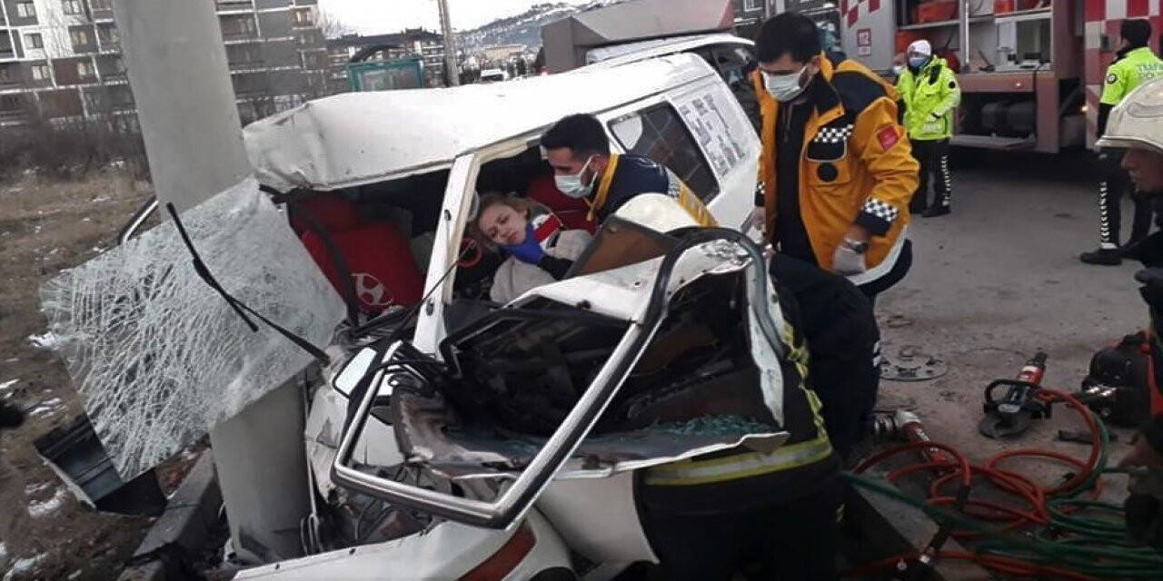 Minibüs elektrik direğine çarptı: 1 yaralı