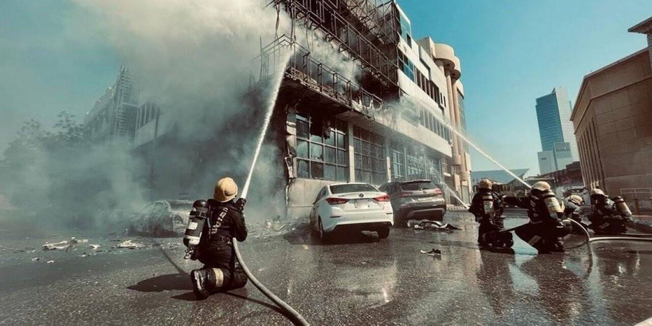 Yangından kurtulmak için metrelerce yüksekten atlayan adamı havada yakaladılar