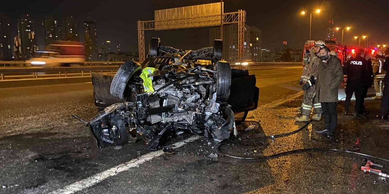 TEM Otoyolu’nda emniyet şeridindeki servis aracına çarpan cip takla attı