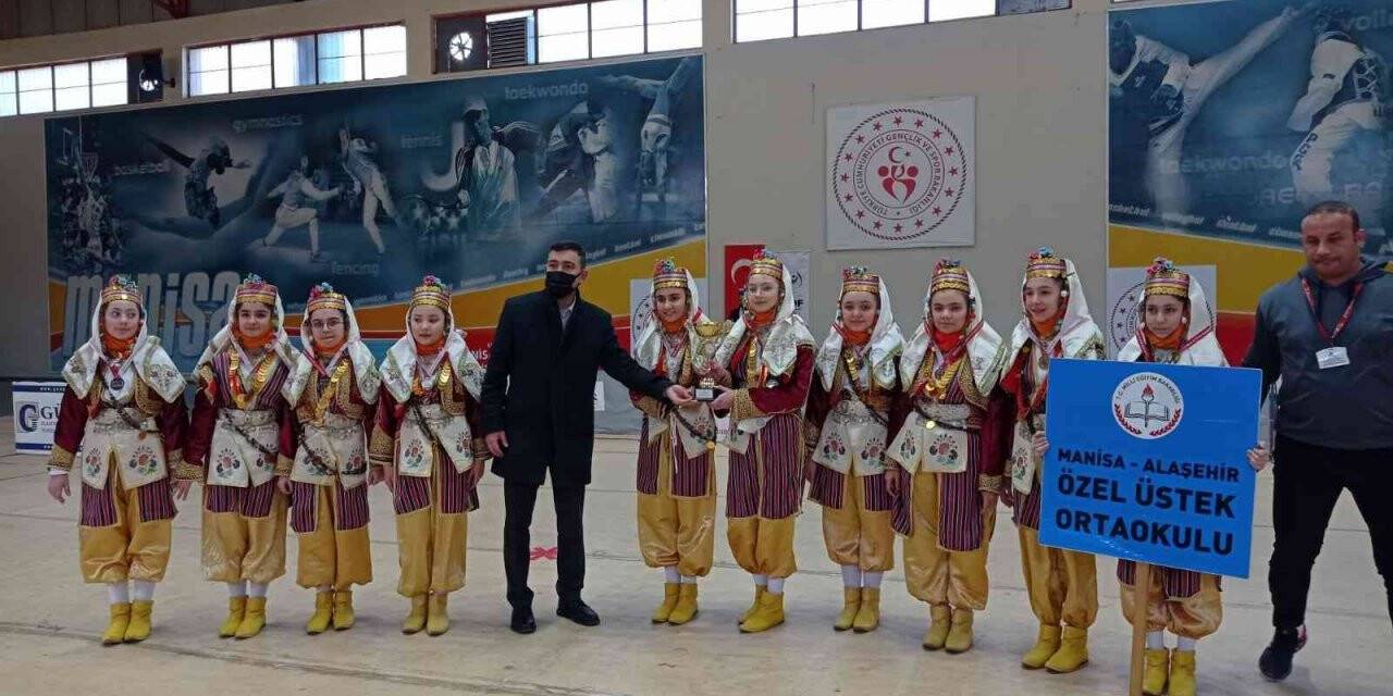 Halk oyunlarında Alaşehir’in gururu oldular