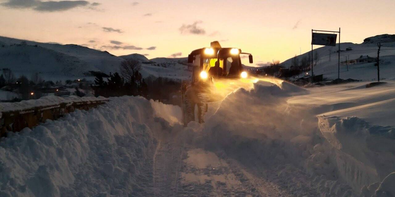 Gümüşhane’de karla kaplı köy yolları açılıyor