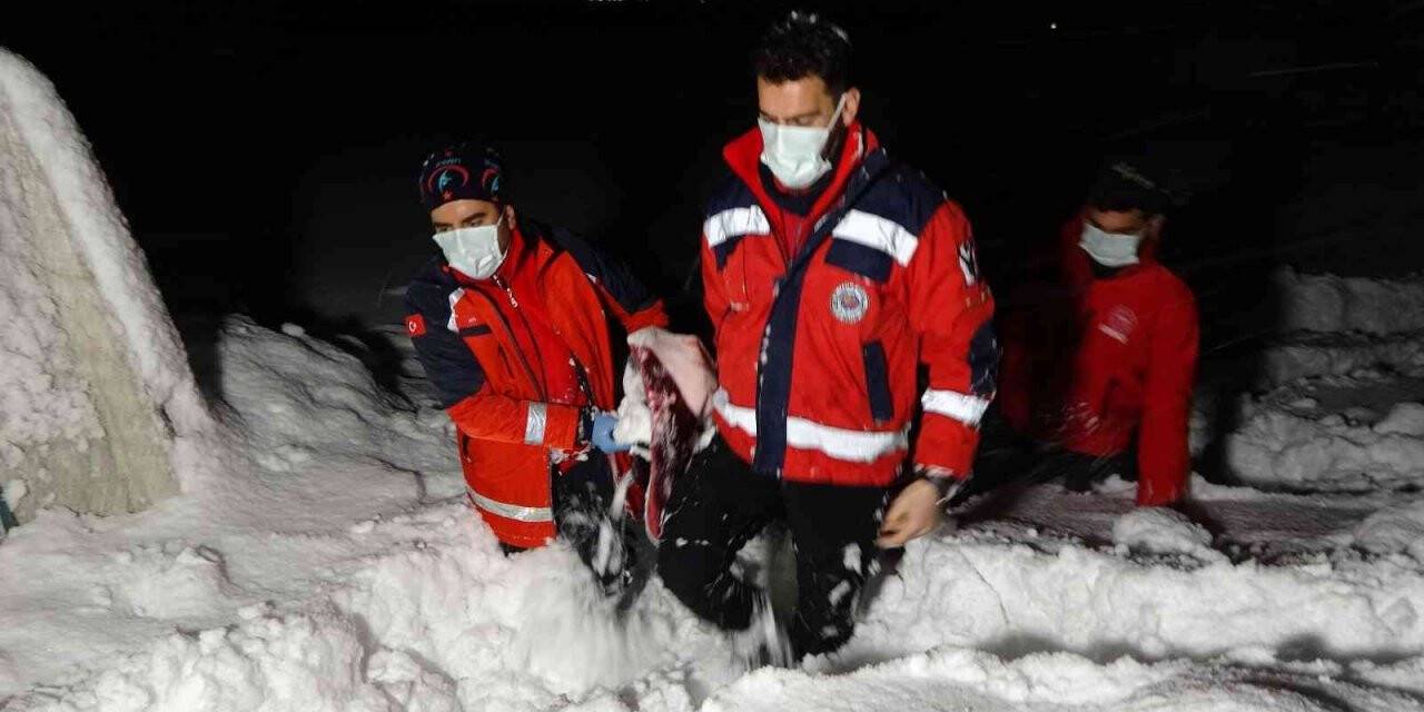 1 metreyi aşan karda sağlık ekiplerinin hasta kurtarma mücadelesi