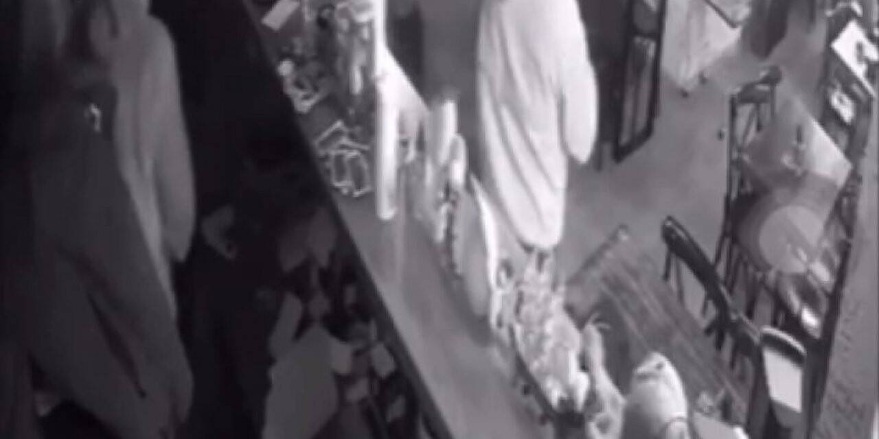 Oyuncu Bahadır Ünlü’nün müşterisine bıçakla saldırdığı anlar kamerada