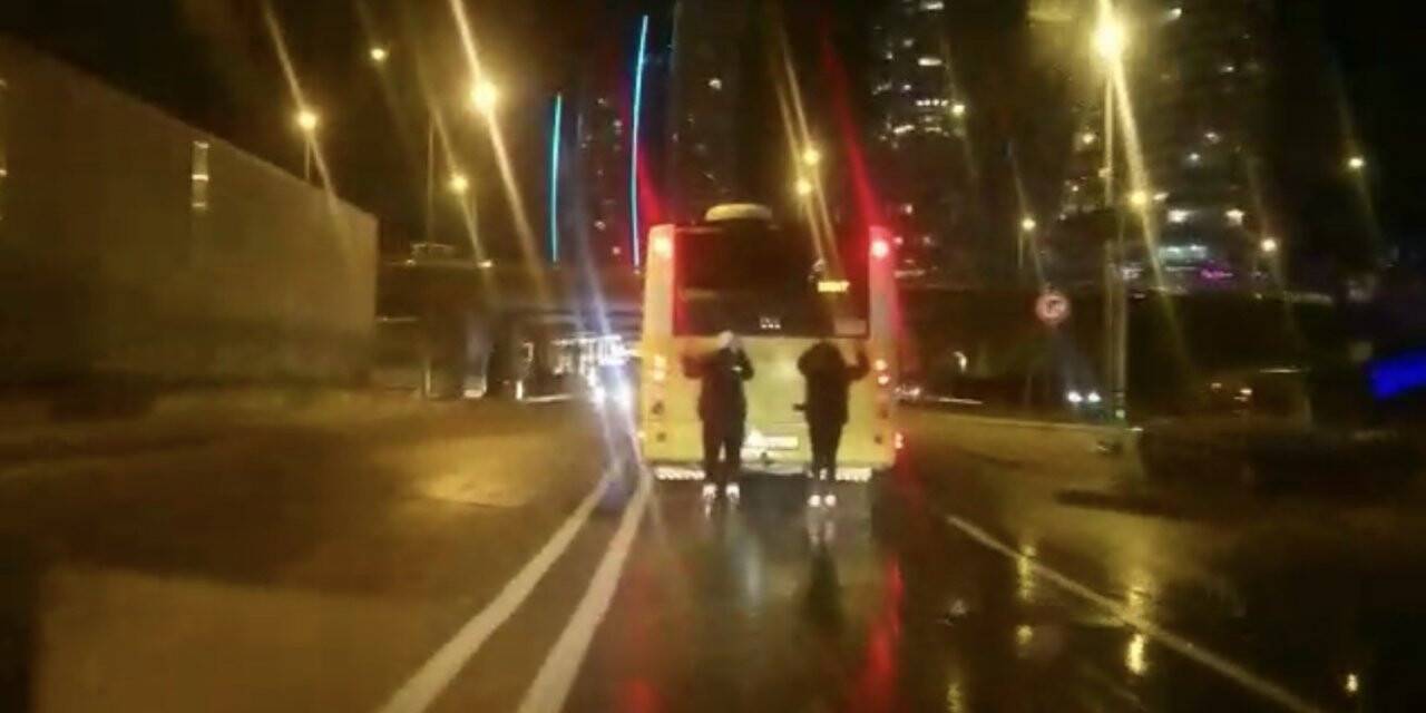 Kartal’da patenli gençlerin otobüs arkasında tehlikeli yolculuğu