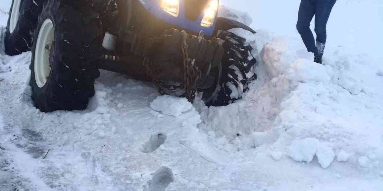 Kara saplanan araçlar traktör yardımıyla kurtarıldı