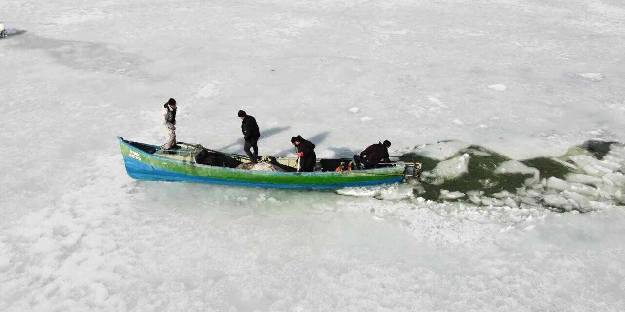 Balıkçılar, buzlar arasında tekne yolu açarak avlanmaya hazırlanıyor