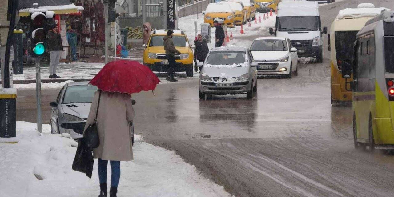 Van’da kar yağışı hayatı olumsuz etkiledi