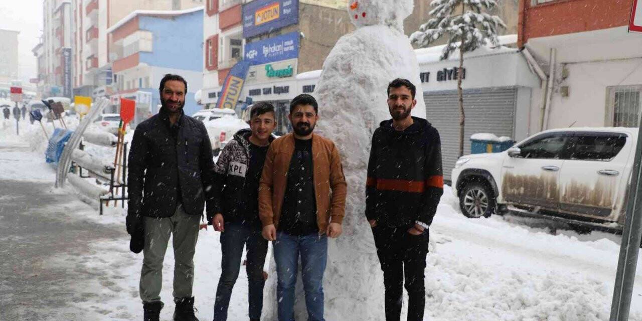 Hakkarili esnaftan 2 metrelik kardan adam