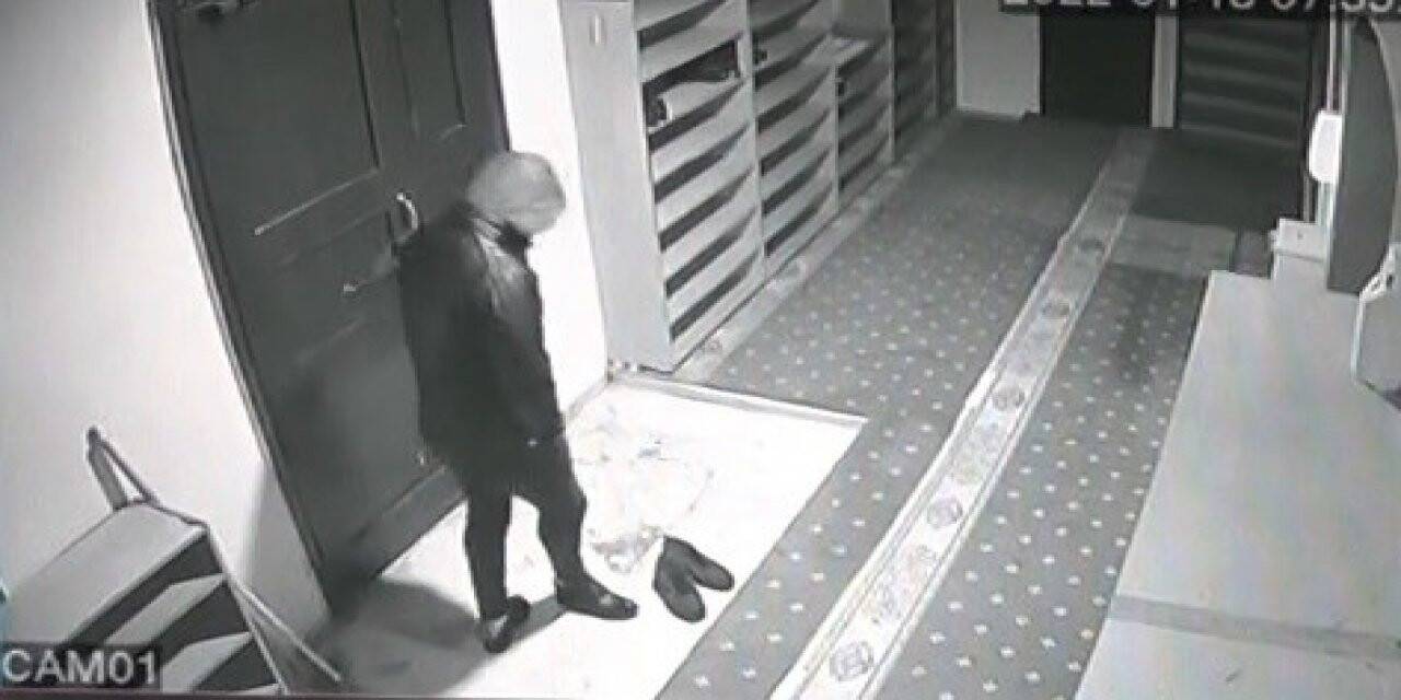 Yazlık ayakkabılarla camiye geldi, kışlık botla çıktı