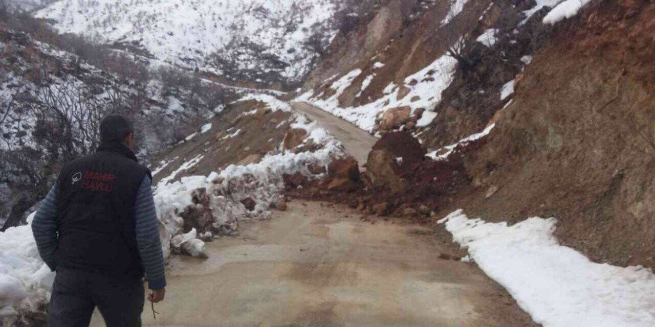 Batman’da köy yolunu ulaşıma kapatan kayalar temizlendi