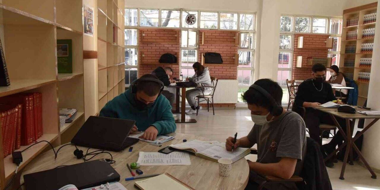 Yunusemre’deki mekanlar kitapseverlerden büyük ilgi görüyor