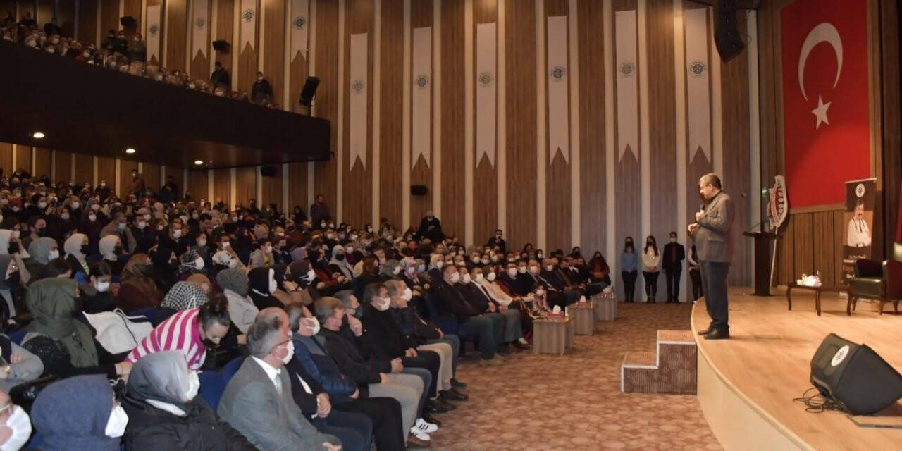 Biga’da Hayati İnanç’ın programına yoğun ilgi