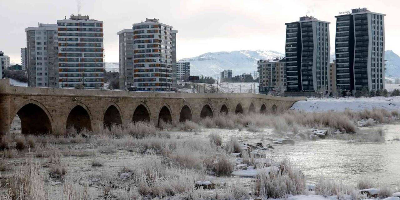 Kırağı tarihi Eğriköprü’de kartpostallık görüntüler oluşturdu