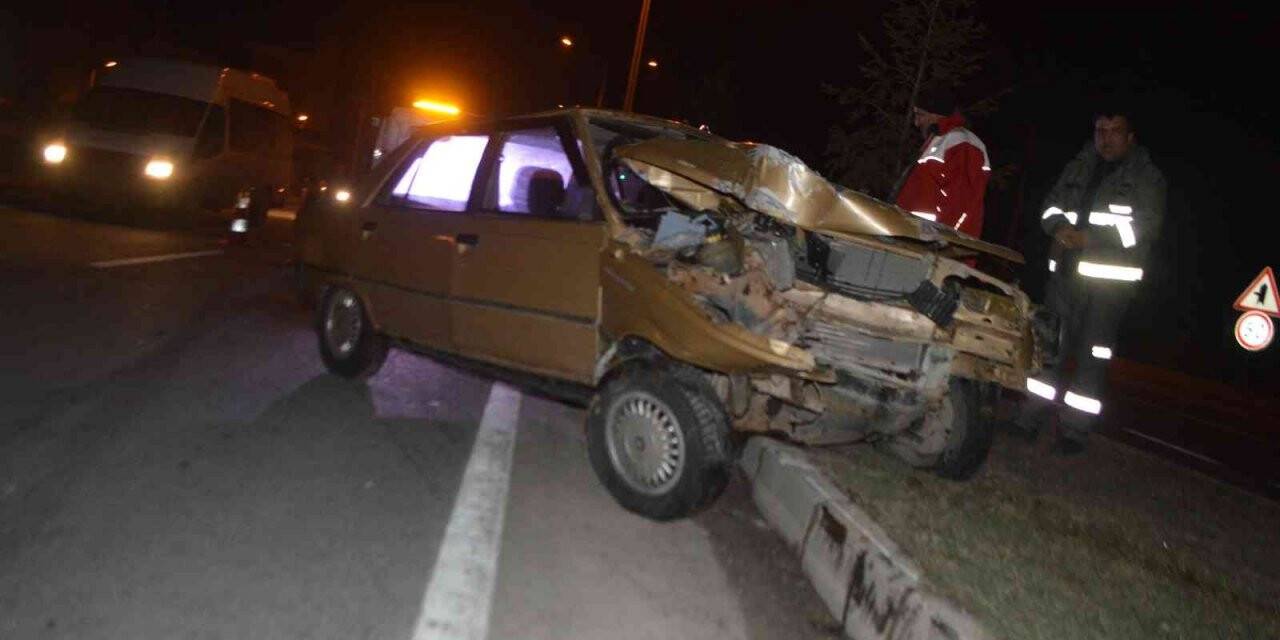Tavşanlı’da elektrik direğine çarpan sürücü yaralandı