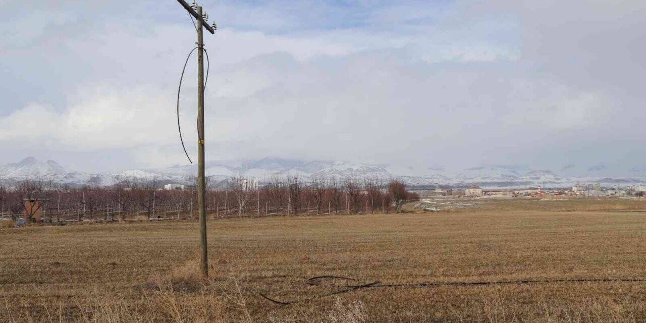 Kablo hırsızı polisten kaçamadı