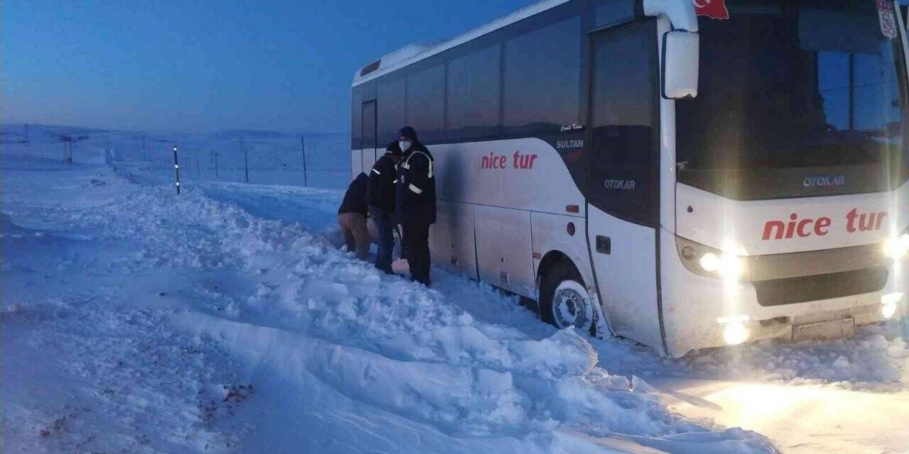 Midibüsler mahsur kaldı, ekipler kurtardı