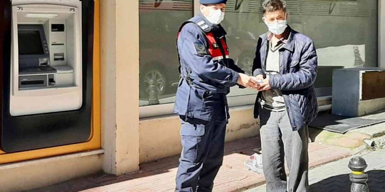 Dolandırıcılara para yatırırken Jandarma engelledi