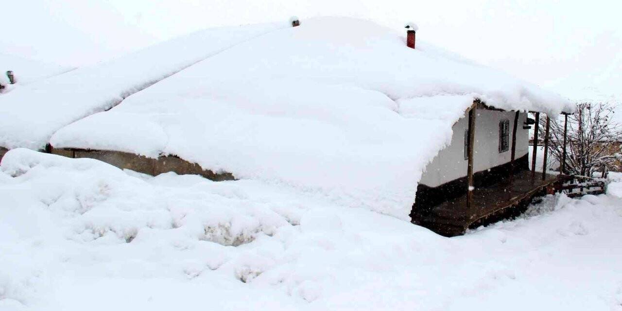 Göksun’da tek katlı evler karla kaplandı