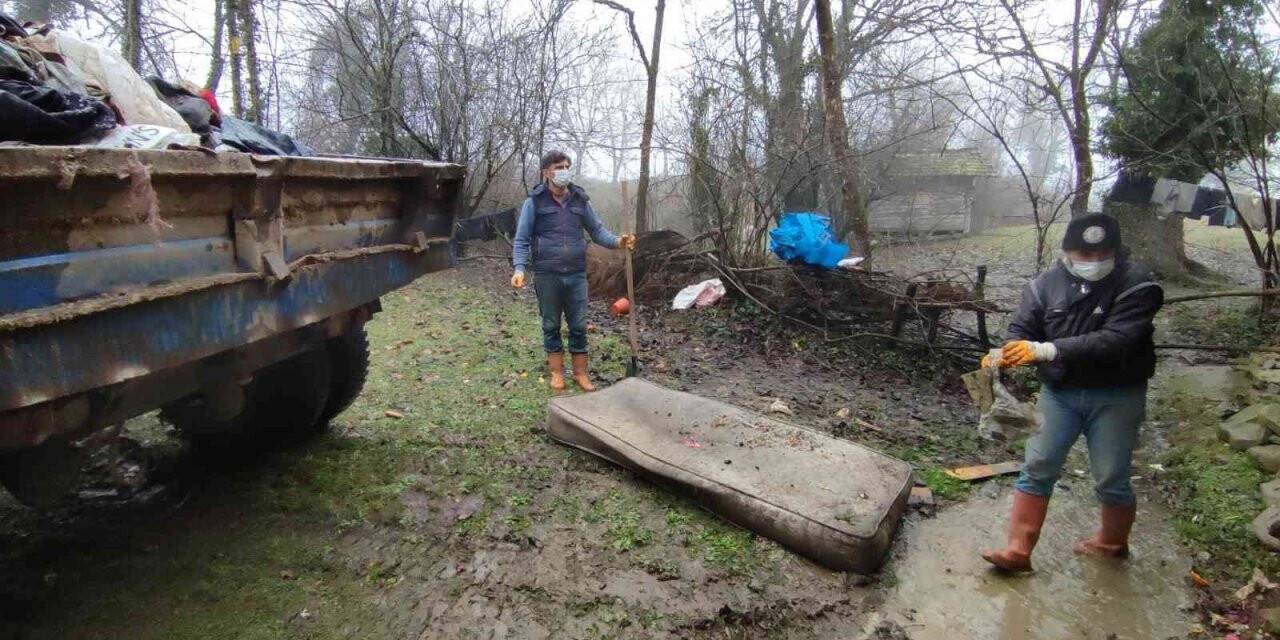 Tüm ekipler çöp evi boşaltmak için dakikalarca dil döküp ikna etti