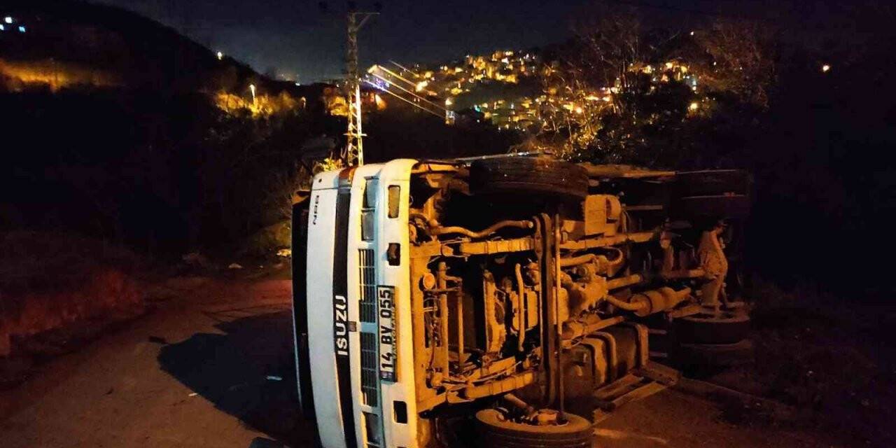 Freni boşalan kamyon yan yattı