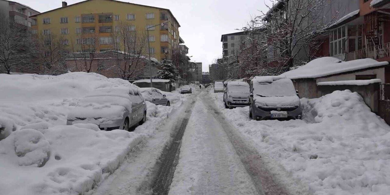 Tatvan’da araçlar kara gömüldü