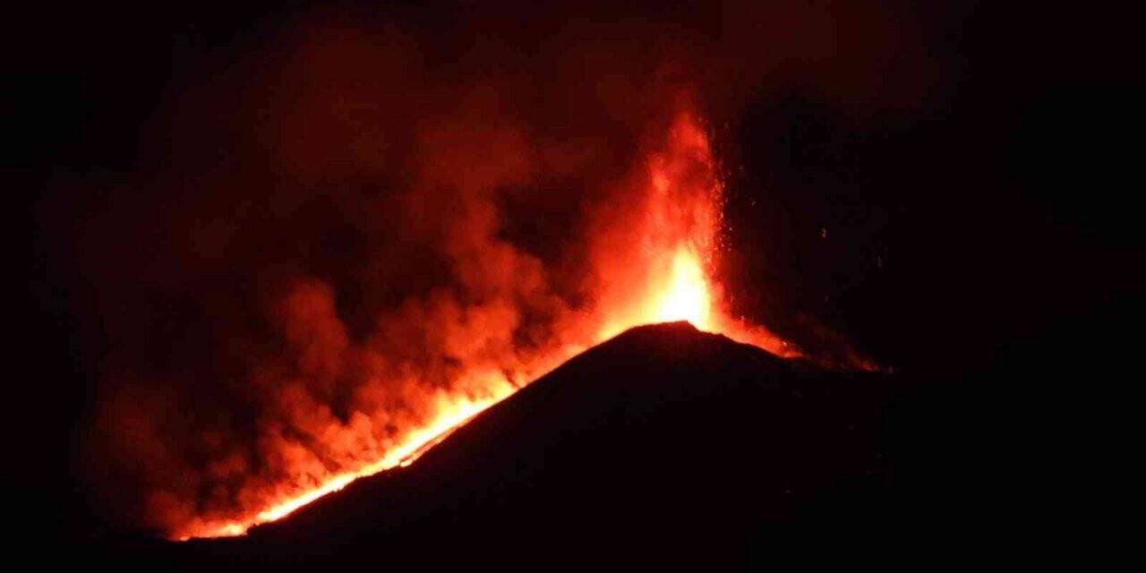 İtalya’daki Etna Yanardağı lav ve kül püskürttü