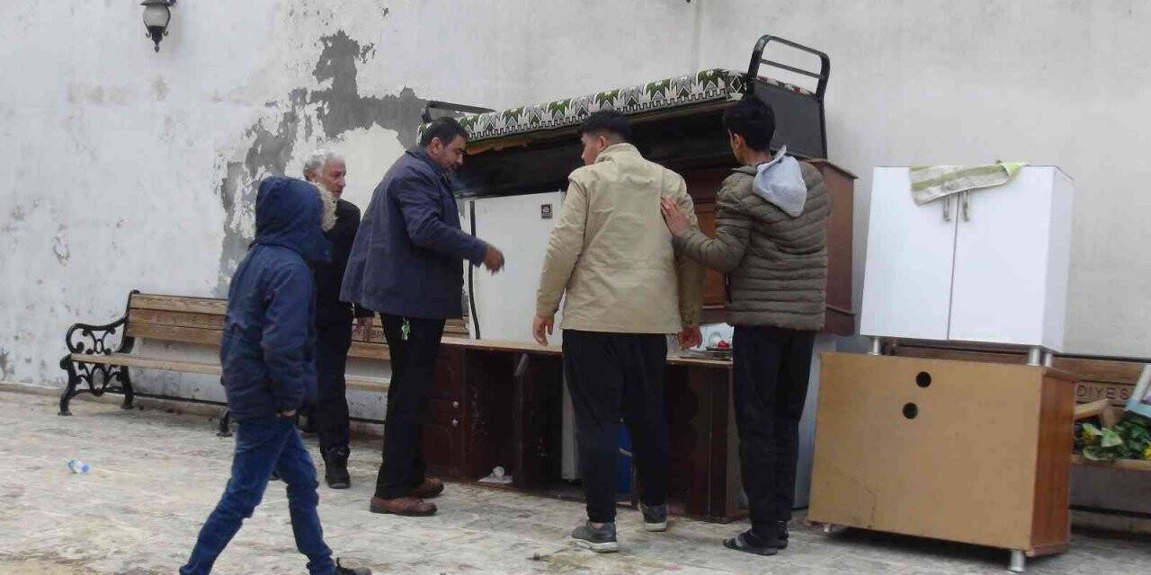 Cami avlusuna bu kez ev eşyası bıraktılar