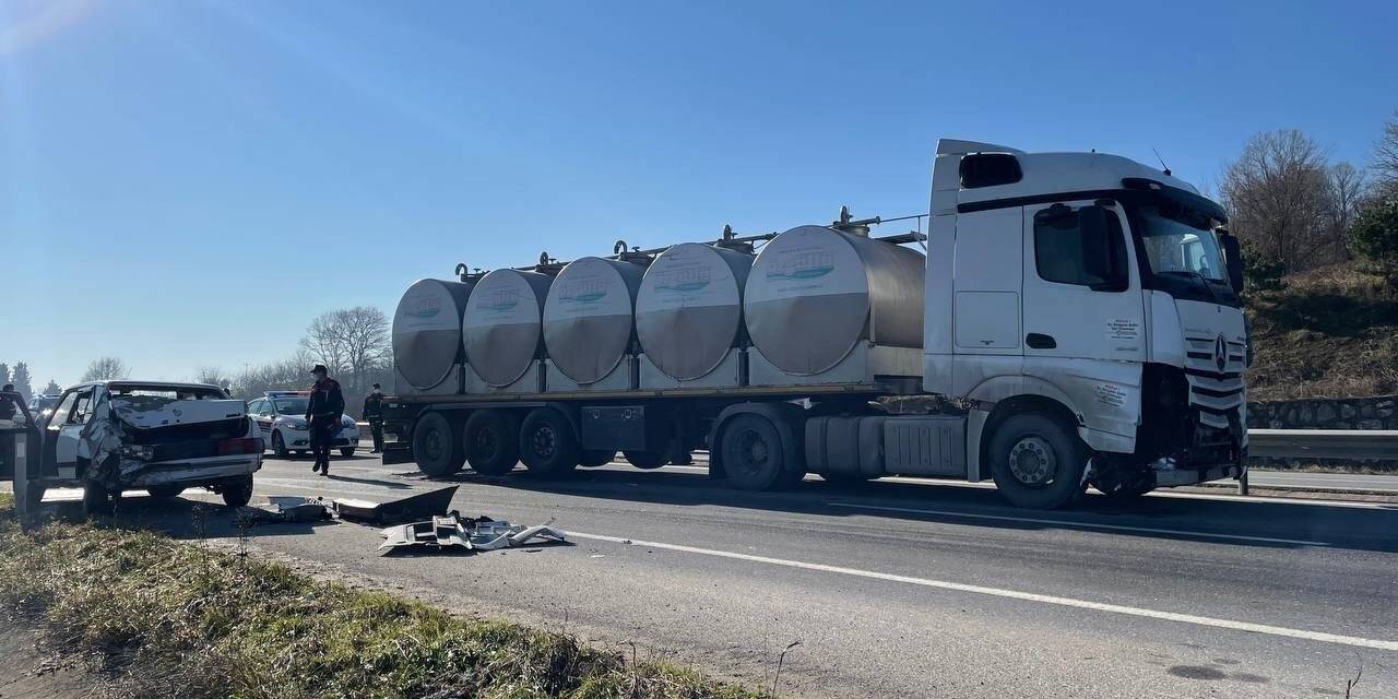 D020 karayolunda kamyon ile otomobil çarpıştı: 1 yaralı