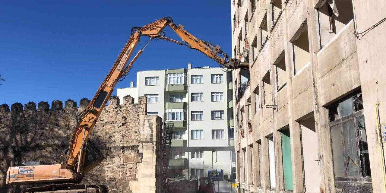 Sinop Meydan Projesi kapsamında Özel İdare İş Hanı yıkımı başladı