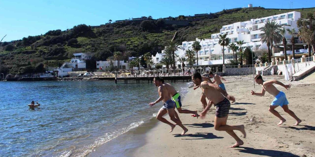 Sıcak havayı görünce soluğu denizde aldılar