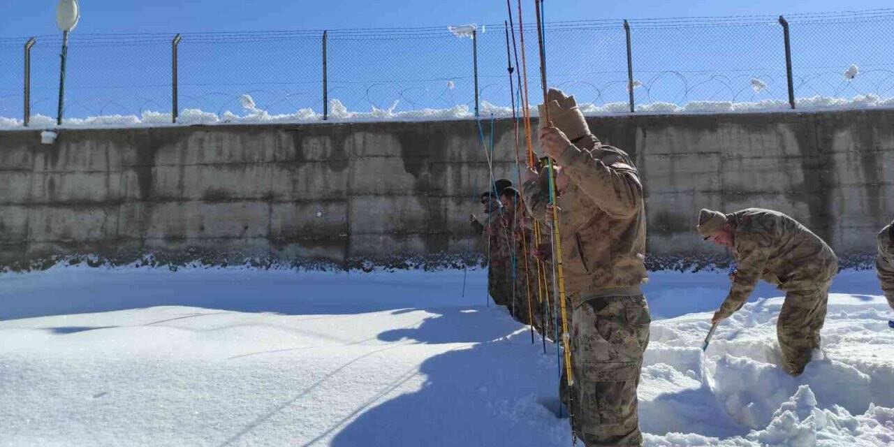 Bingöl’de güvenlik korucularına çığ eğitimi verildi