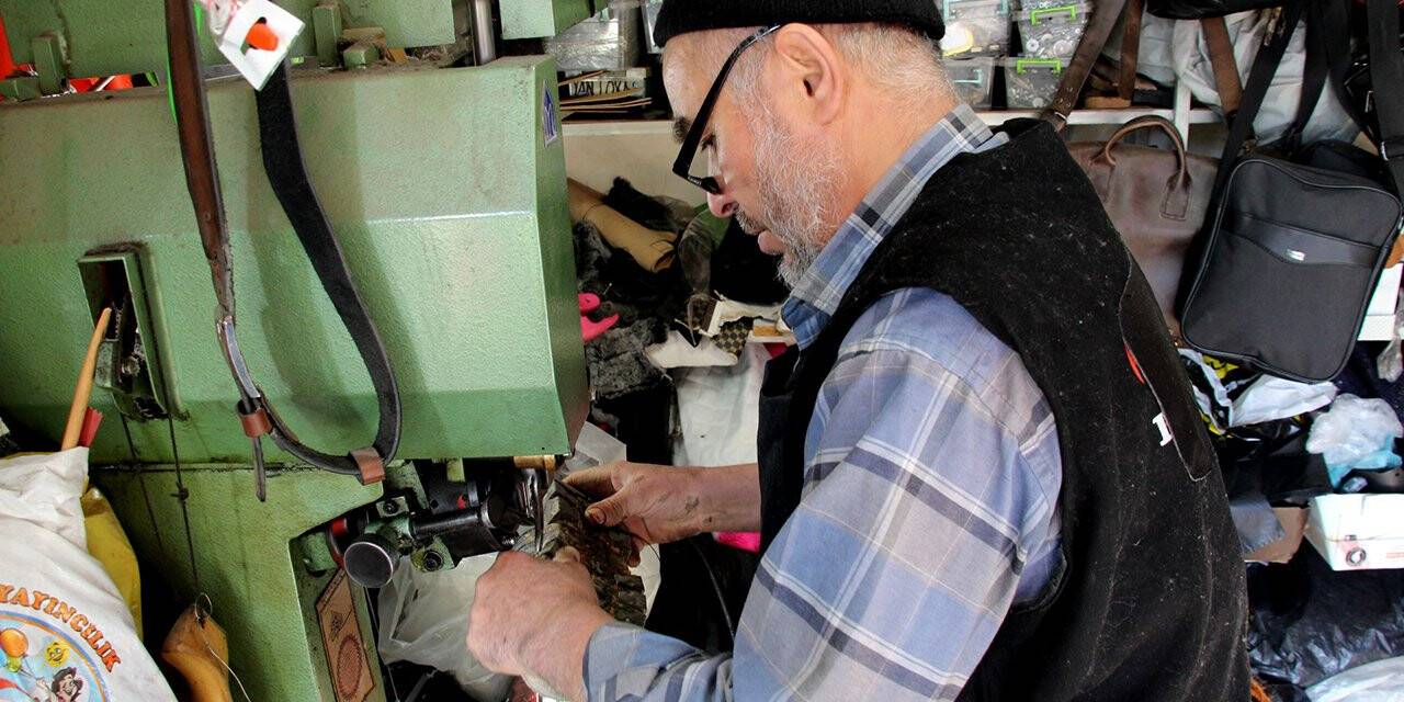 Mehmet usta, 8 metrekarelik dükkanda ilk günkü gibi ayakkabılara "hayat" veriyor