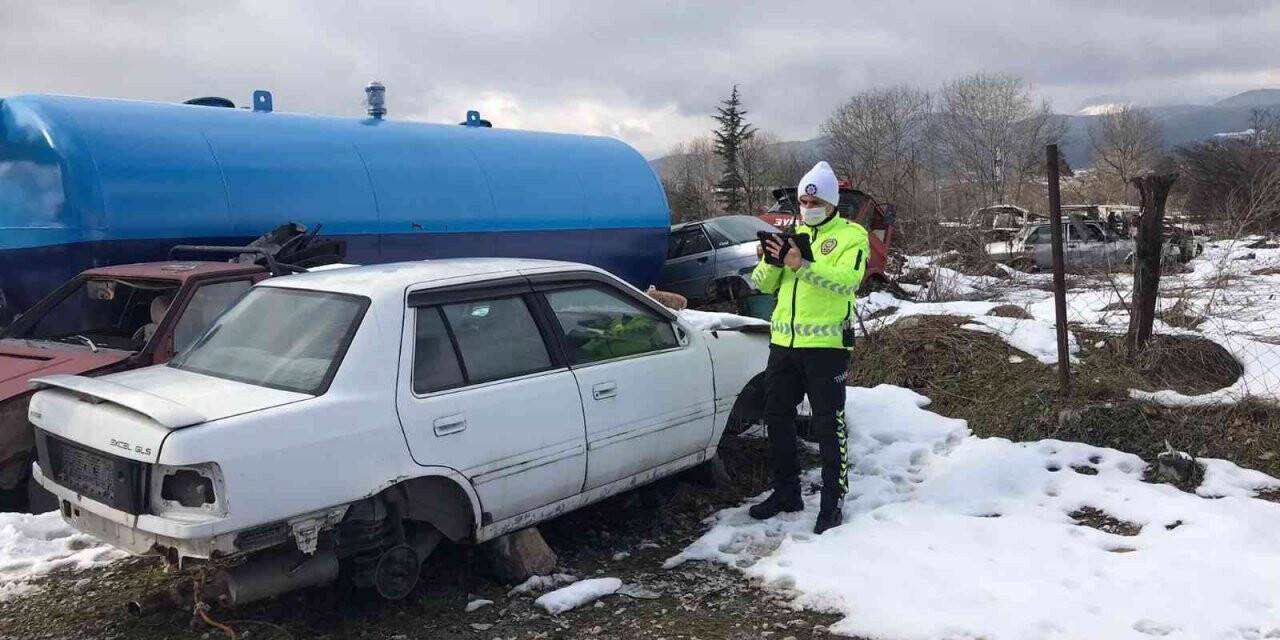 Bolu’da tehlike oluşturan hurda araçlar çekicilerle toplandı