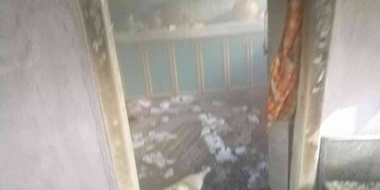 Çatıda çıkan yangın evi kullanılamaz hale getirdi