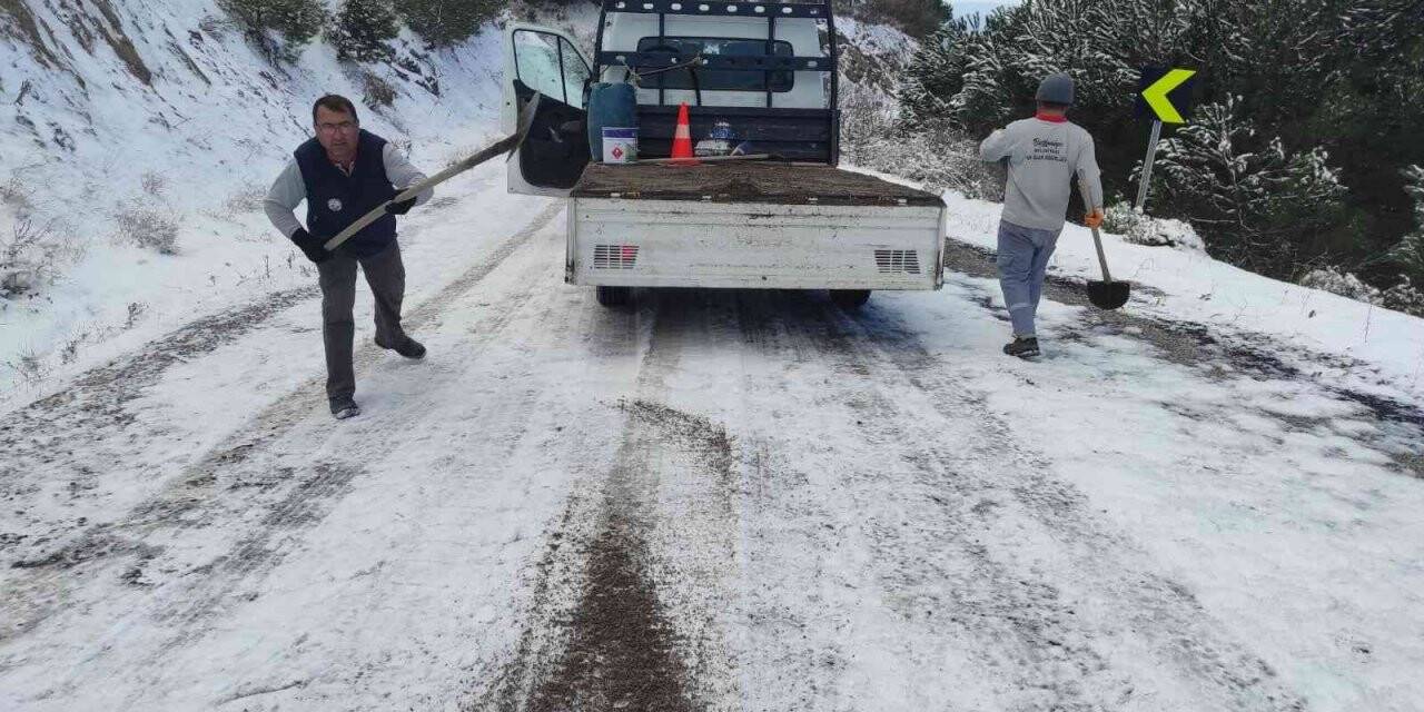 Burhaniye’de karlı yollar açılıyor