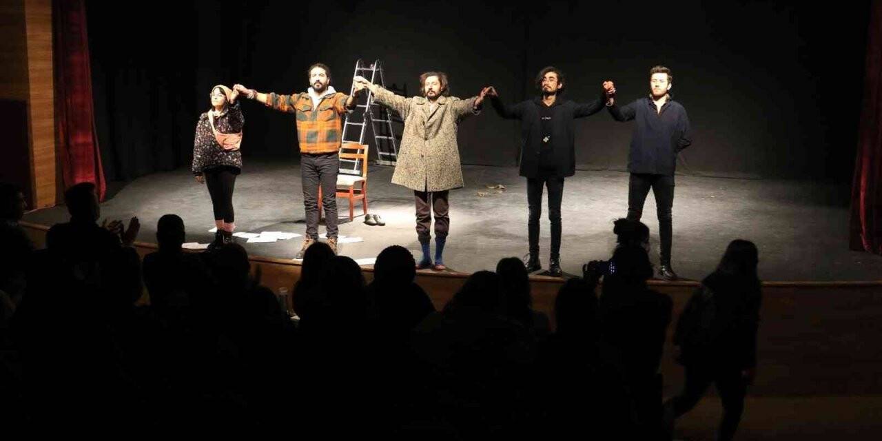 Van’da ’Ben Feuerbach’ oyunu büyük ilgi gördü