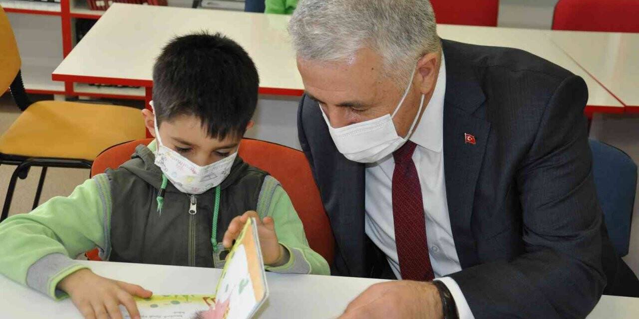 Kars’ta 552 okulun 321’ine kütüphane kuruldu