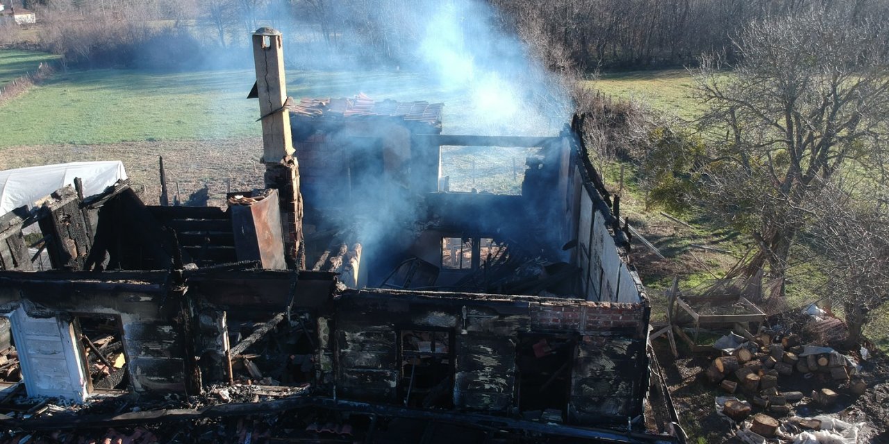 Evi yanan aile yardım bekliyor