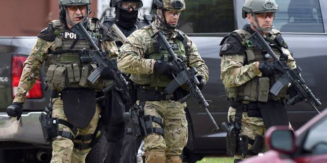 POLİSLERİ ÖLDÜREN ŞÜPHELİ ARANIYOR