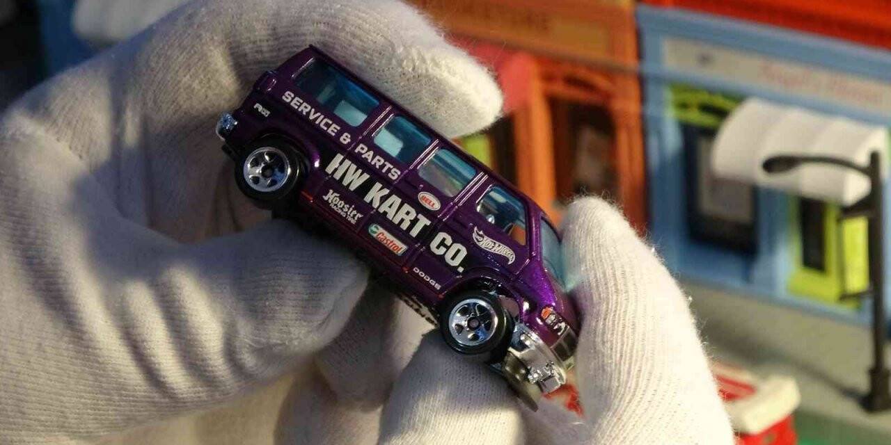 3 bin model araba biriktirdi, eldivensiz dokunamıyor